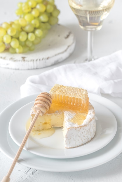 Camembert con miel, uvas y vino blanco.