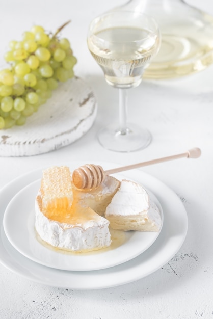 Camembert con miel, uvas y vino blanco.