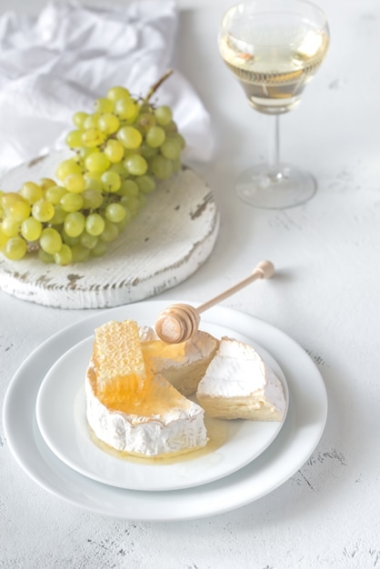 Camembert con miel, uvas y vino blanco.