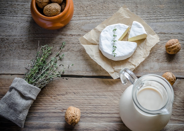 Camembert mit krug milch und ganzen nüssen