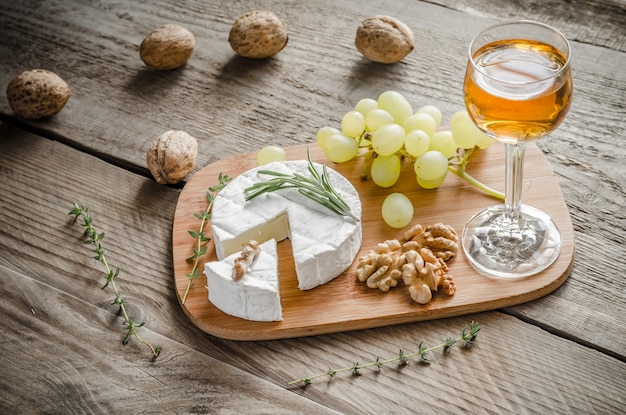 Camembert con nueces y uva