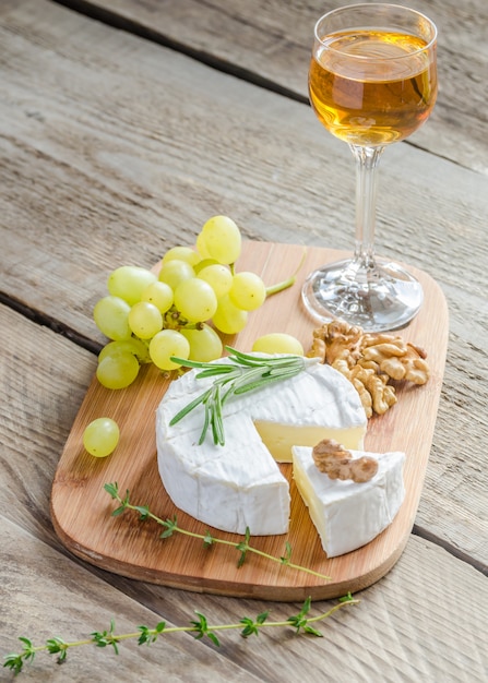 Camembert con nueces y uva