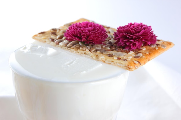 Foto camembert nüsse beeren honig ein glas milch und ein cookie mit samen auf hellem hintergrund frühstück essen closeup