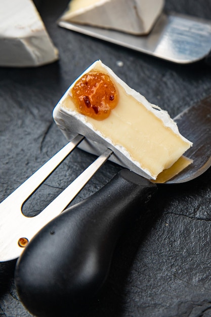 Camembert oder Brie Weichkäse Snack auf dem Tisch kopieren Raum Essen Hintergrund rustikal