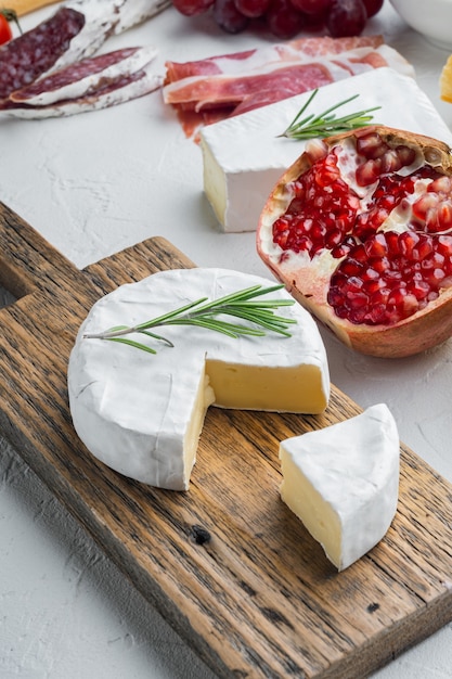 Camembert- oder Briekäse-Set auf weißem Tisch