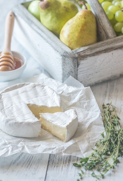 Camembert con peras y uvas