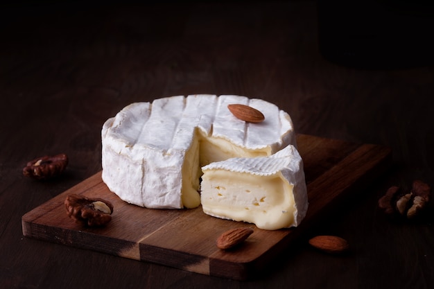 Camembert de queso francés