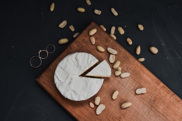 Camembert de queso con moho y nueces y boda