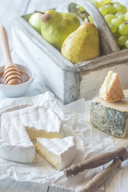 Camembert y Roucolons con peras y uvas