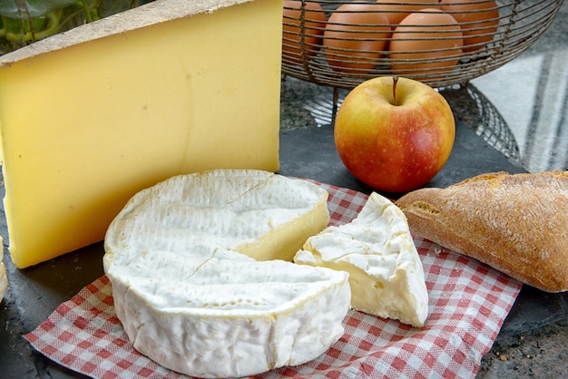 Camembert sobre un mantel de cuadrados rojos