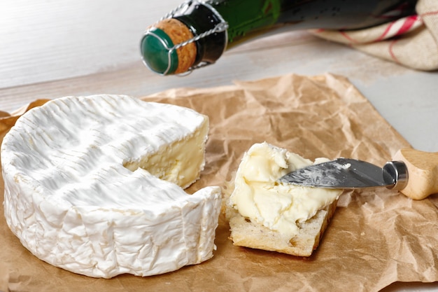 Camembert- und Apfelweinflasche aus der Normandie oder der Bretagne