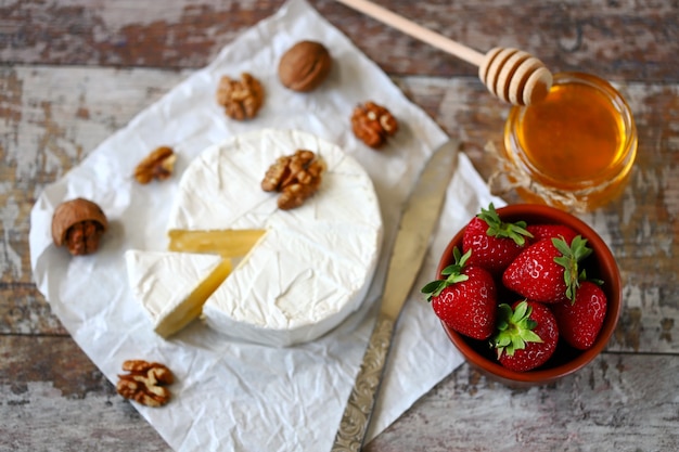 Camembertkäse mit Erdbeeren