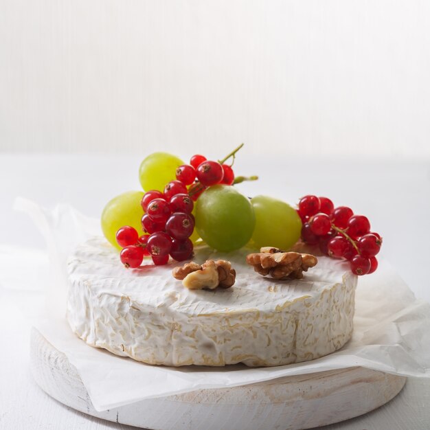 Camembertkäse mit Früchten, Nüssen und Beeren