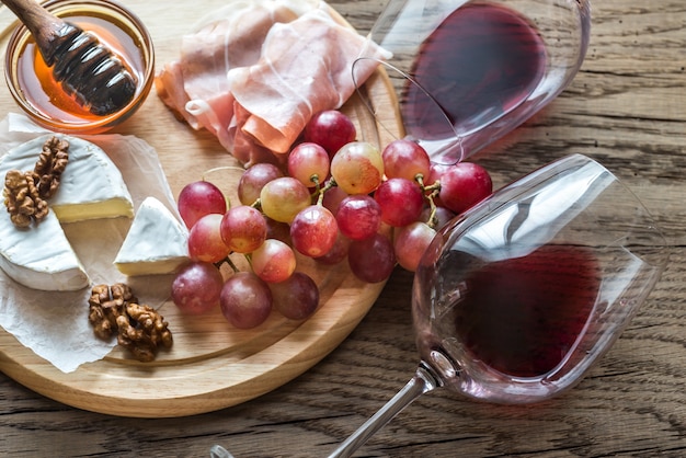 Camembertkäse mit Gläsern Rotwein