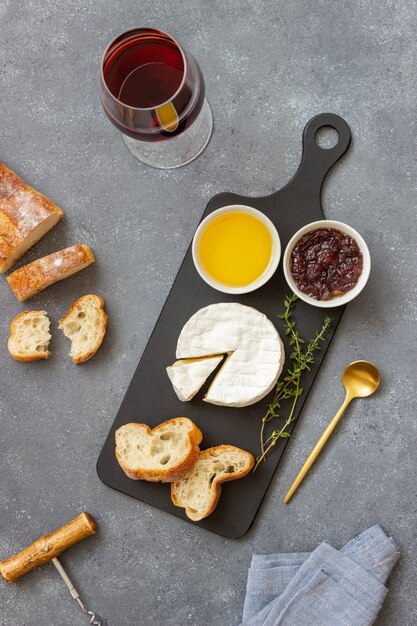 Camembertkäse mit Toast, Honig und Marmelade. Wein Snack.