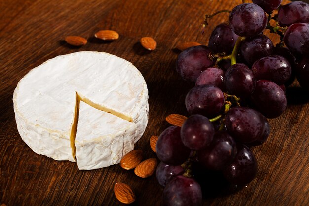 Camembertkäse oder Brie auf hölzernem Hintergrund.