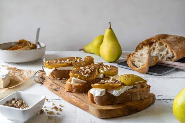 Camembertkäse und karamellisierte Birnen mit Nüssen und Honig