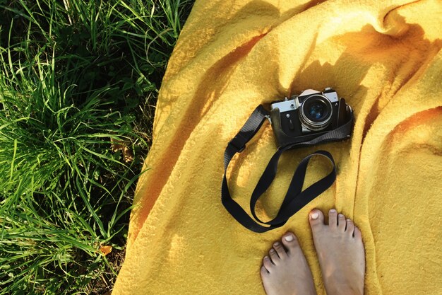 câmera antiga em um cobertor amarelo