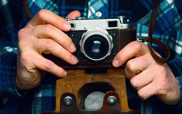 Câmera antiga nas mãos do fotógrafo