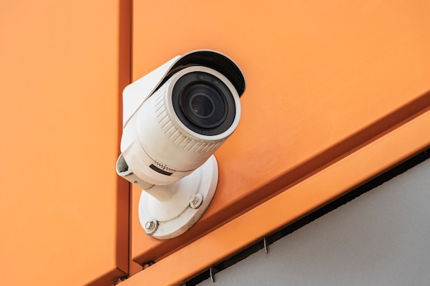 Câmera CCTV na fachada da casa. Câmara para segurança e prevenção da ordem pública.