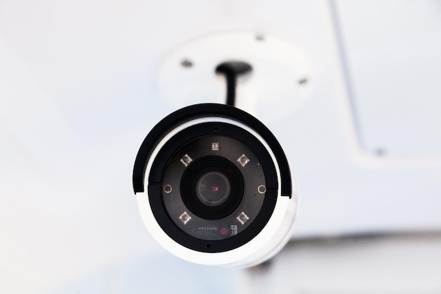 Câmera CCTV no casco de um caro iate a motor Câmera CCTV branca em um corpo branco