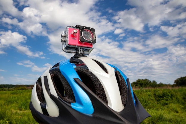 Câmera de ação em um capacete de bicicleta contra um fundo de céu azul