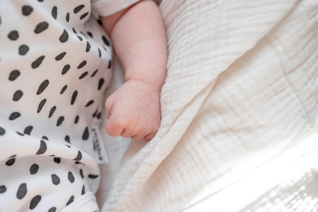 Câmera de bebê fofo em um cobertor branco