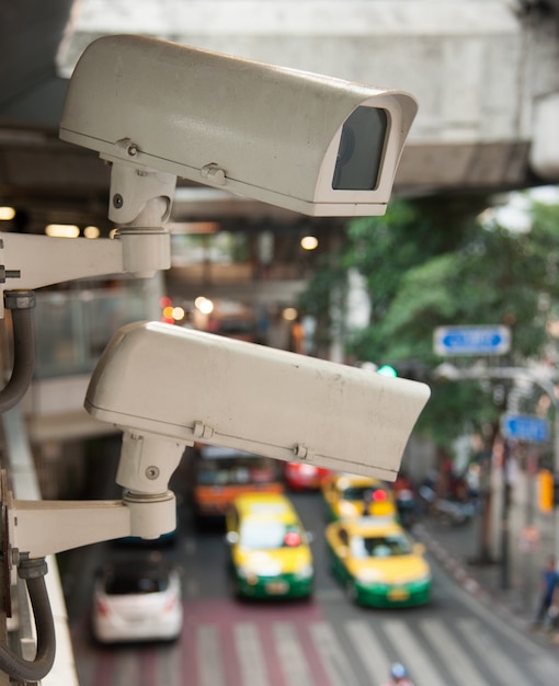 Câmera de CCTV operando na estrada detectando o tráfego