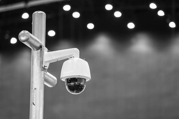 Câmera de CCTV ou vigilância operando dentro da sala de exposições.