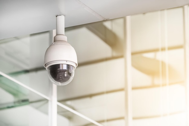 Câmera de CCTV pública moderna na parede de cimento fora do prédio com espaço de cópia