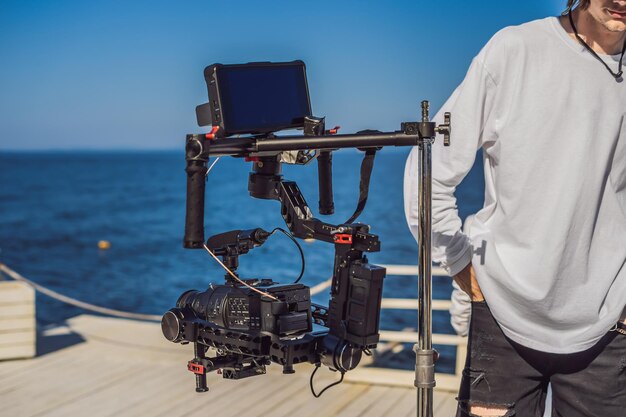 Câmera de cinema profeccional em um sistema estabilizador de câmera de 3 eixos em um set de produção comercial