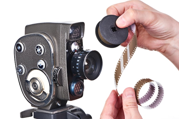 Câmera de filme mecânica retrô e tira de filme no operador de mãos