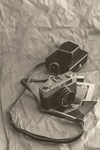 Câmera de filme vintage em fundo de papel amassado. FED Mikron-2, Chisinau, Moldávia, 15 de março de 2021.