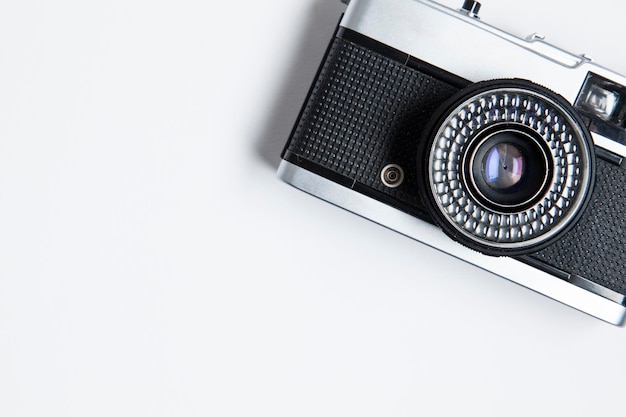 Câmera de filme vintage em um fundo branco