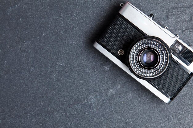 Câmera de filme vintage em um fundo de ardósia