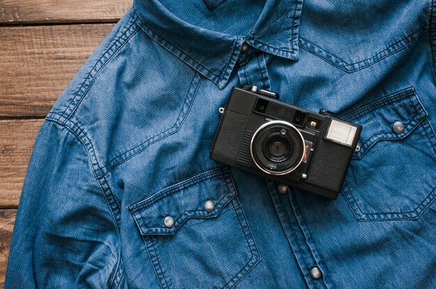 Foto câmera de filme vintage na camisa jeans