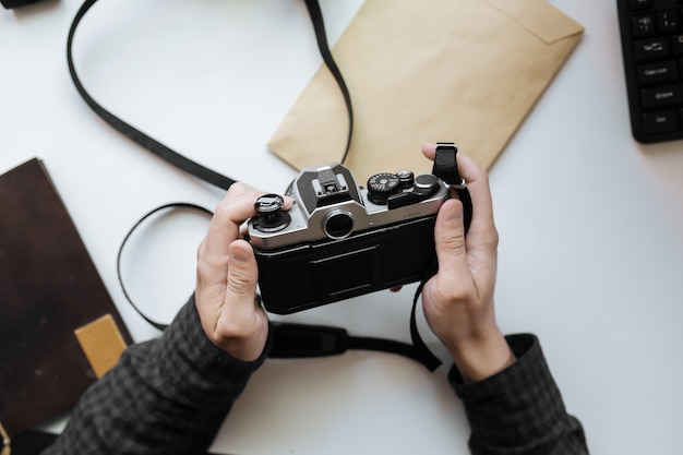 Foto câmera de filme vintage no homem mãos em um espaço em branco