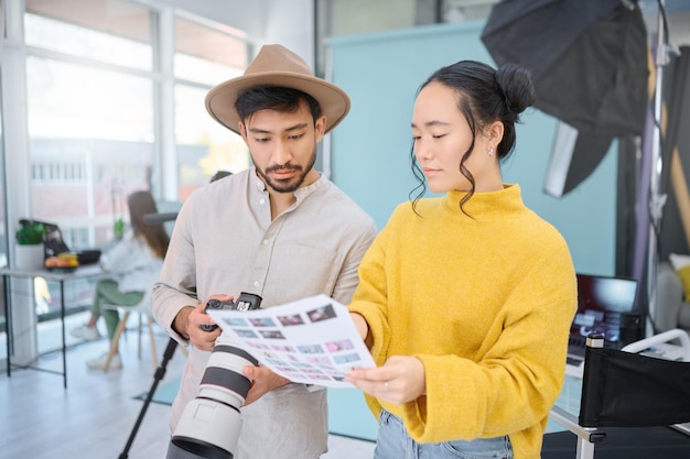 Câmera de fotografia e equipe verificam os resultados da sessão de fotos imagem de memória criativa ou produção de Tóquio no Japão Criatividade de arte de lente e parceria de fotógrafo trabalho em equipe e análise de foto artística