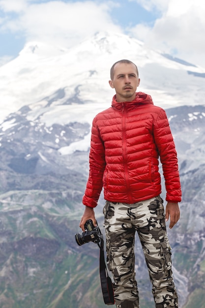 Câmera de fotógrafo masculino nas montanhas de mãos Elbrus