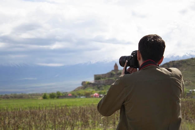 Câmera de mão de homem fotógrafo