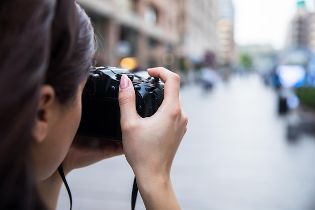 Câmera de mão de mulher na rua backgroundxA