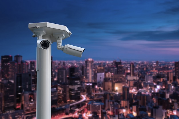 Câmera de segurança cctv com vista da cidade à noite