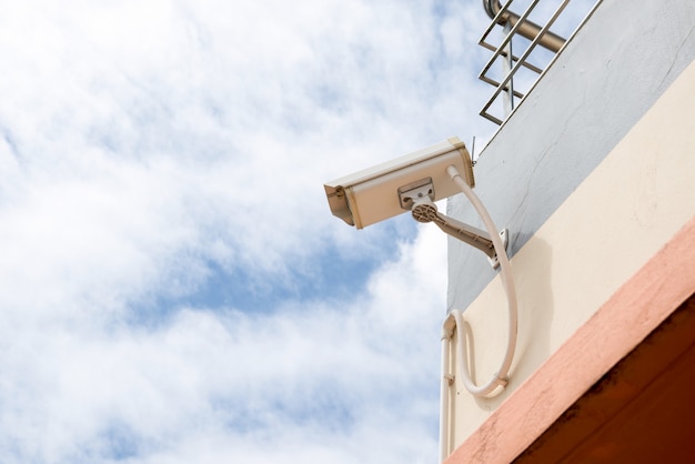 Foto câmera de segurança cctv no muro de concreto