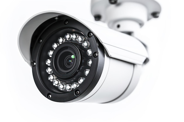 Câmera de segurança de CCTV pendurada isolada em um fundo branco