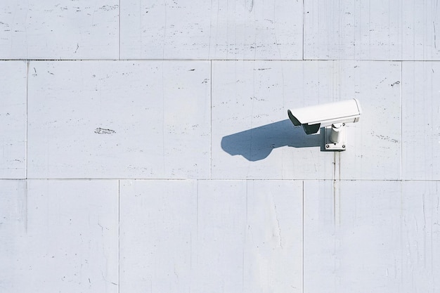 Câmera de segurança na parede do edifício com espaço de cópia