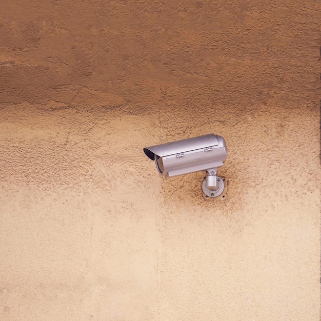 câmera de segurança na parede do prédio