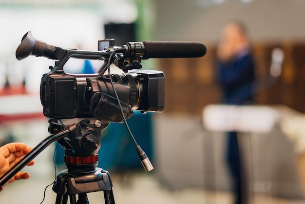 Câmera de televisão na conferência