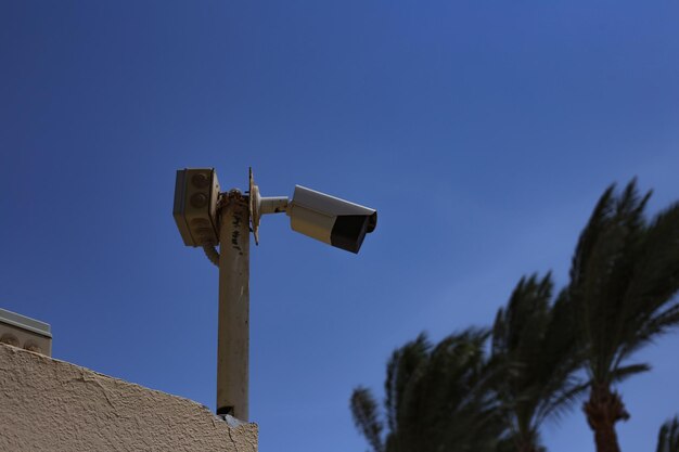 Câmera de velocidade moderna com céu ao fundo