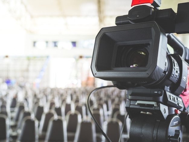 Câmera de vídeo digital 4K, preparando para gravar e transmitir um evento ao vivo