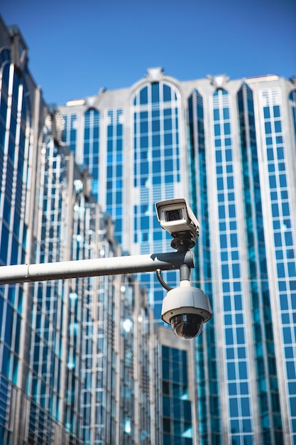 Câmera de vigilância e segurança na cidade.